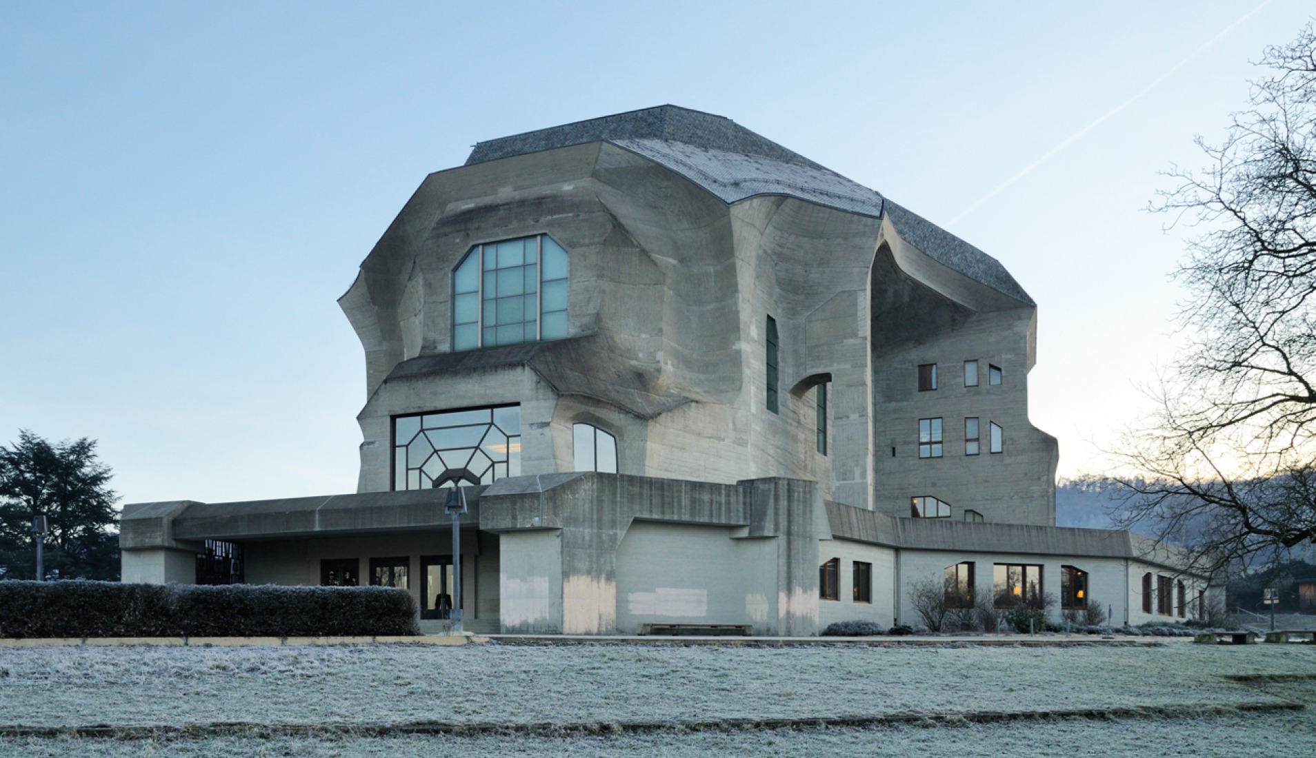 Exterior view. At the edge of expressionism, Rudolf Steiner II. Photography © Wikipedia.