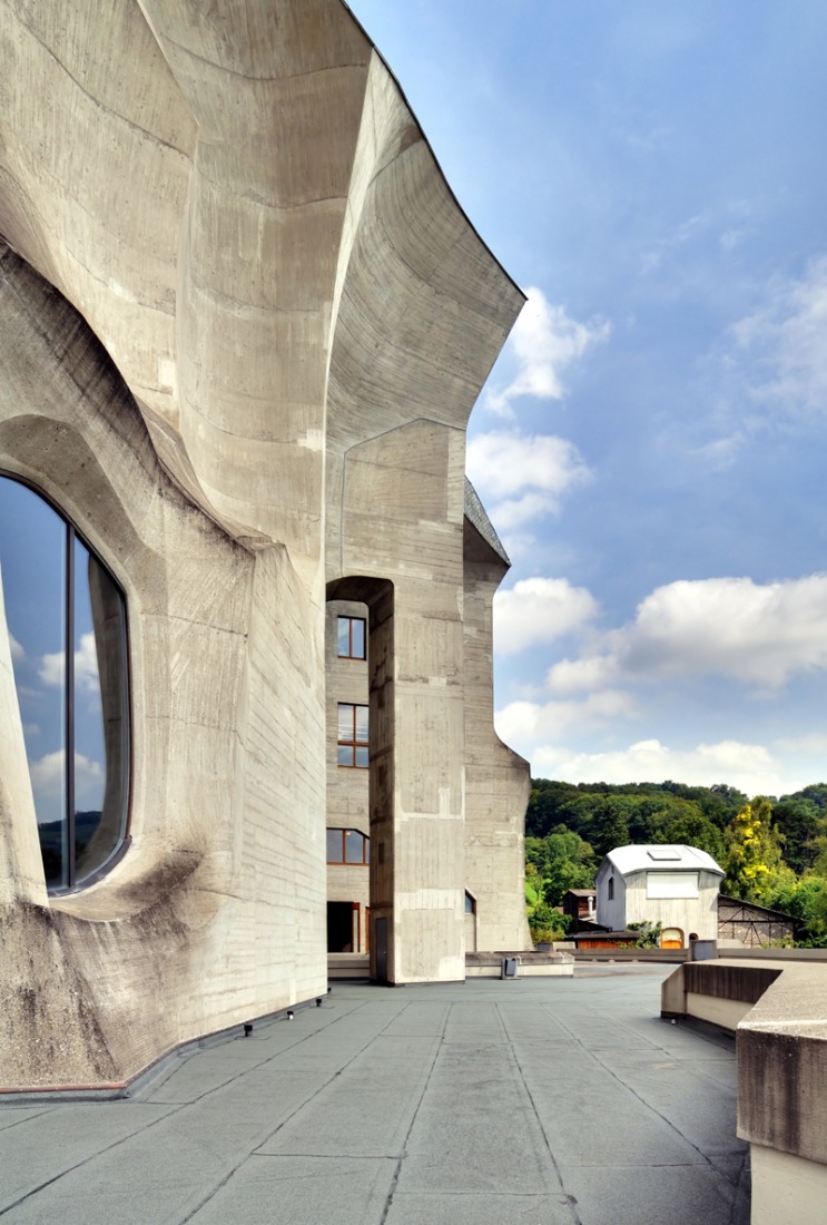 Detail of the façade. At the edge of expressionism, Rudolf Steiner II. Photography © Wikipedia.