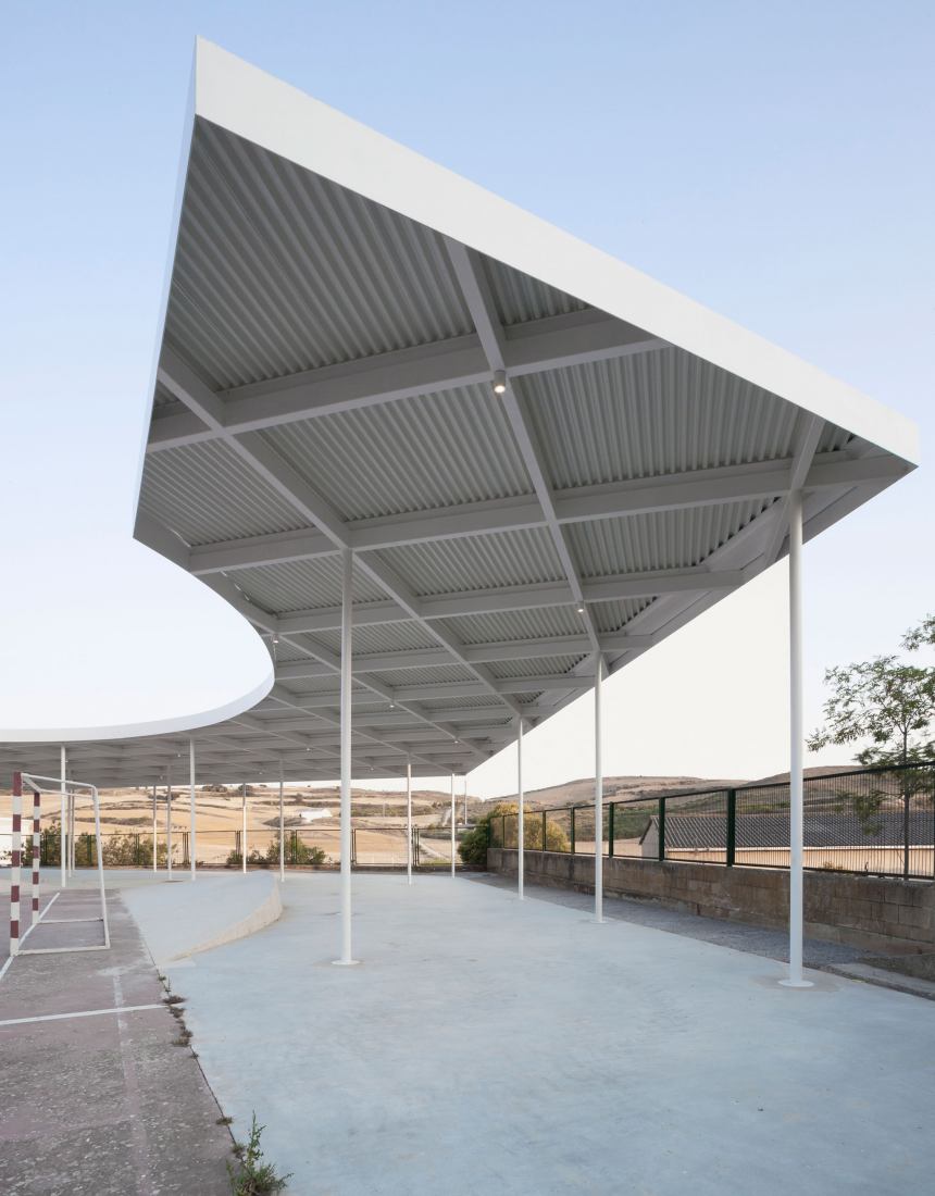 MendiStoa. Intervention in a school playground by RUE and Yoldi Arbizu. Photograph by Raul Montero Martínez.