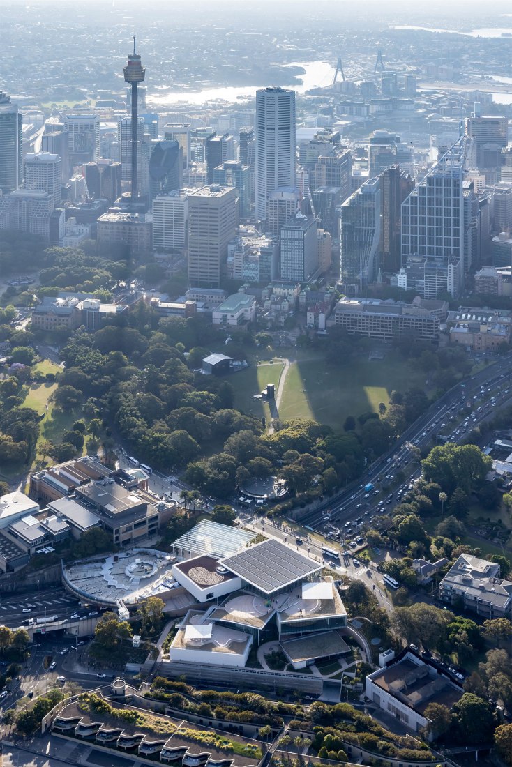 Vista aérea del nuevo edificio de la Galería de Arte de Nueva Gales del Sur, proyectado por SANAA, 2022. Fotografía por Iwan Baan.