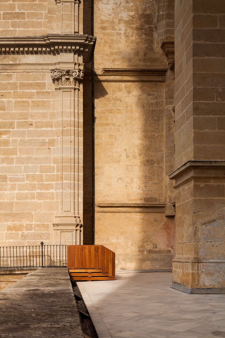 Acceso a las cubiertas de la Catedral de Málaga por Sánchez La Chica + de la Torre Prieto + Ruiz Cabrero. Fotografía por Lluis Casals.