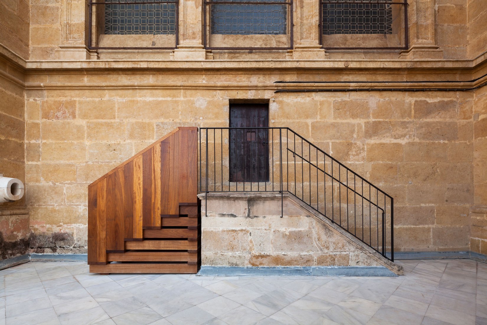 Acceso a las cubiertas de la Catedral de Málaga por Sánchez La Chica + de la Torre Prieto + Ruiz Cabrero. Fotografía por Lluis Casals.