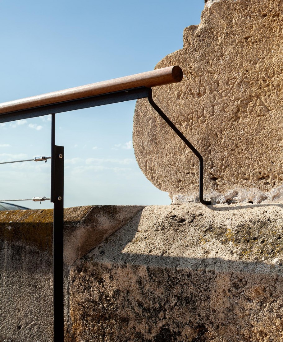 Acceso a las cubiertas de la Catedral de Málaga por Sánchez La Chica + de la Torre Prieto + Ruiz Cabrero. Fotografía por Lluis Casals.