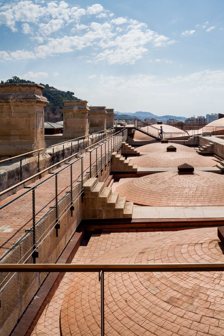 Acceso a las cubiertas de la Catedral de Málaga por Sánchez La Chica + de la Torre Prieto + Ruiz Cabrero. Fotografía por Lluis Casals.