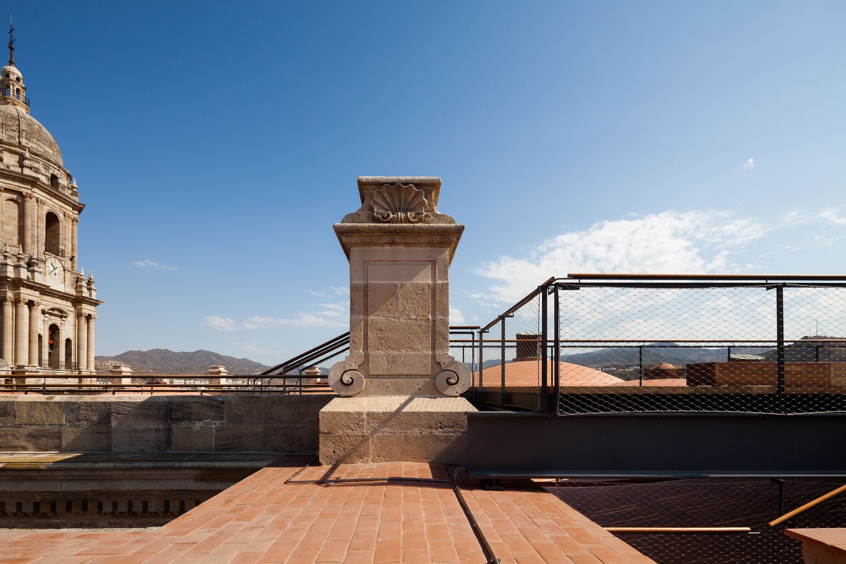 Acceso a las cubiertas de la Catedral de Málaga por Sánchez La Chica + de la Torre Prieto + Ruiz Cabrero. Fotografía por Lluis Casals.
