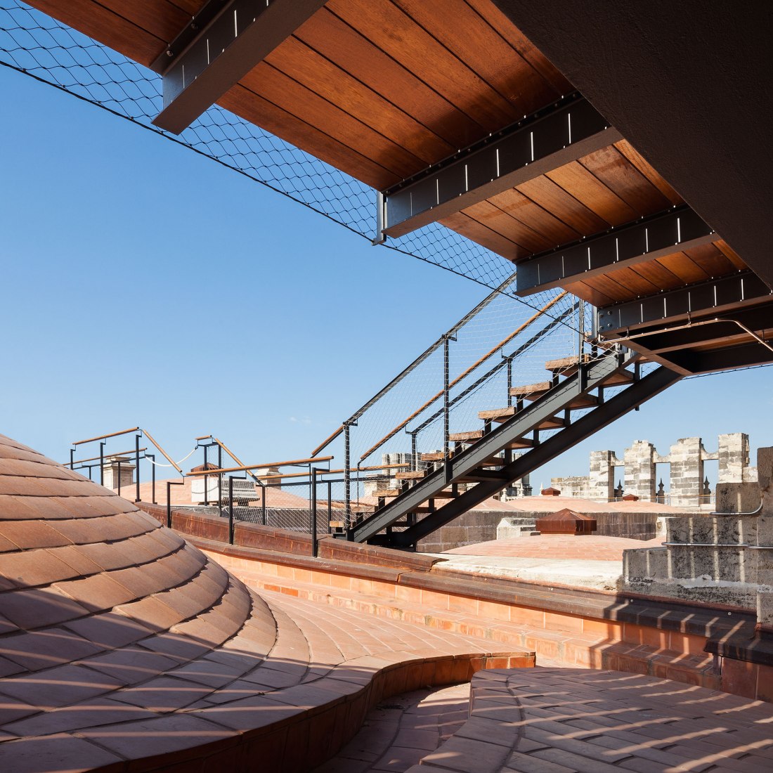 Acceso a las cubiertas de la Catedral de Málaga por Sánchez La Chica + de la Torre Prieto + Ruiz Cabrero. Fotografía por Lluis Casals.