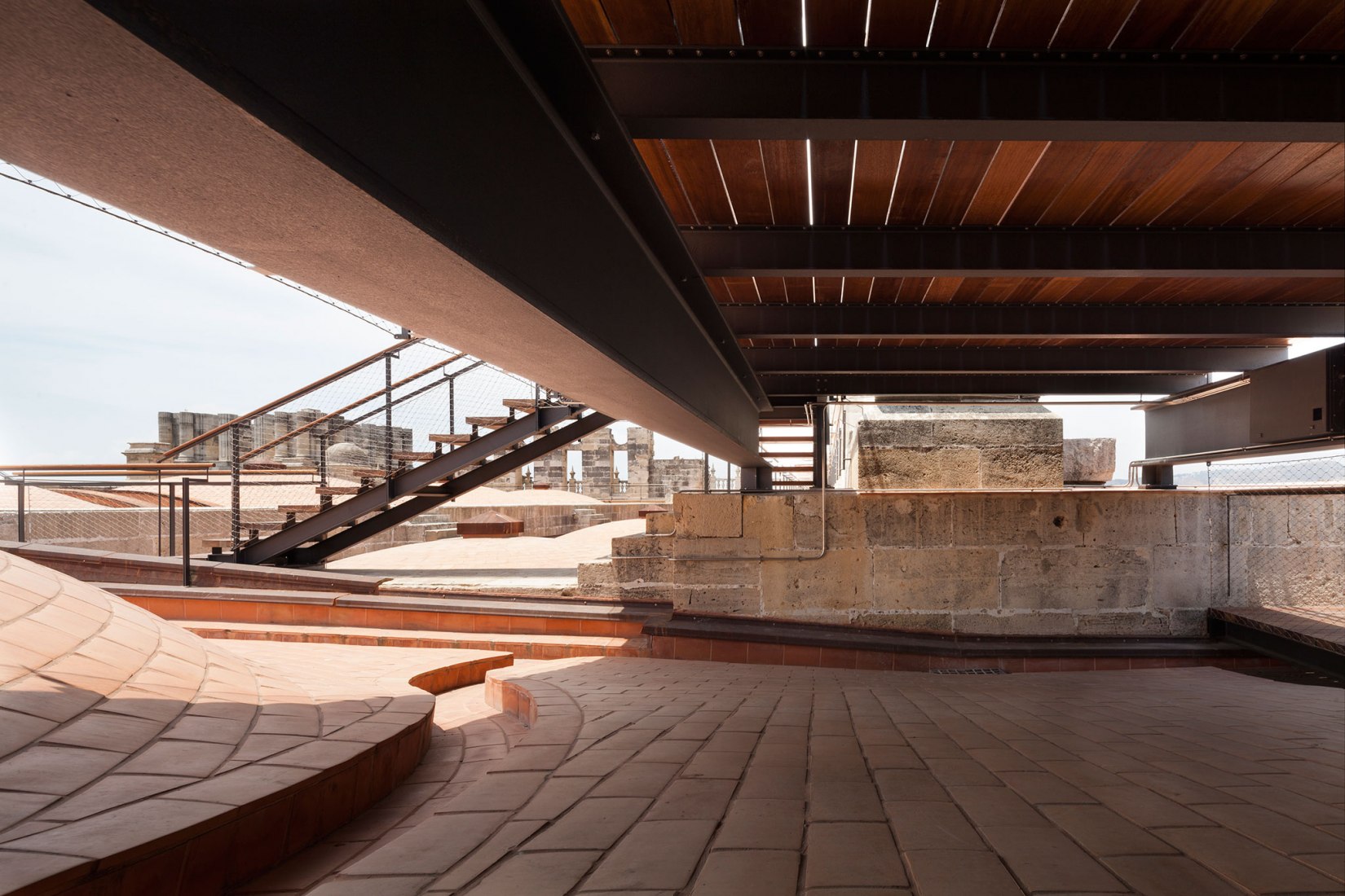 Acceso a las cubiertas de la Catedral de Málaga por Sánchez La Chica + de la Torre Prieto + Ruiz Cabrero. Fotografía por Lluis Casals.