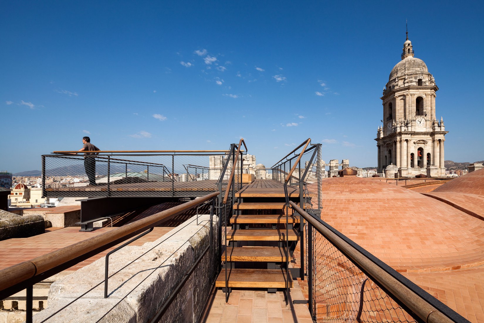 Acceso a las cubiertas de la Catedral de Málaga por Sánchez La Chica + de la Torre Prieto + Ruiz Cabrero. Fotografía por Lluis Casals.