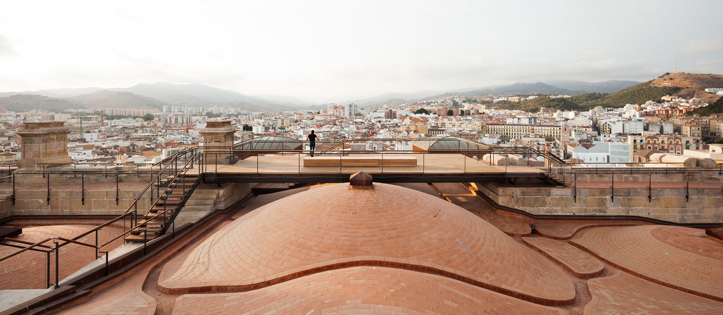 Acceso a las cubiertas de la Catedral de Málaga por Sánchez La Chica + de la Torre Prieto + Ruiz Cabrero. Fotografía por Lluis Casals.