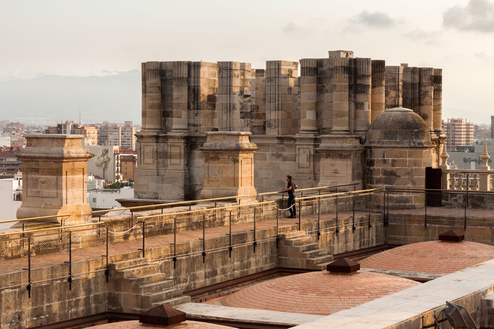 Acceso a las cubiertas de la Catedral de Málaga por Sánchez La Chica + de la Torre Prieto + Ruiz Cabrero. Fotografía por Lluis Casals.