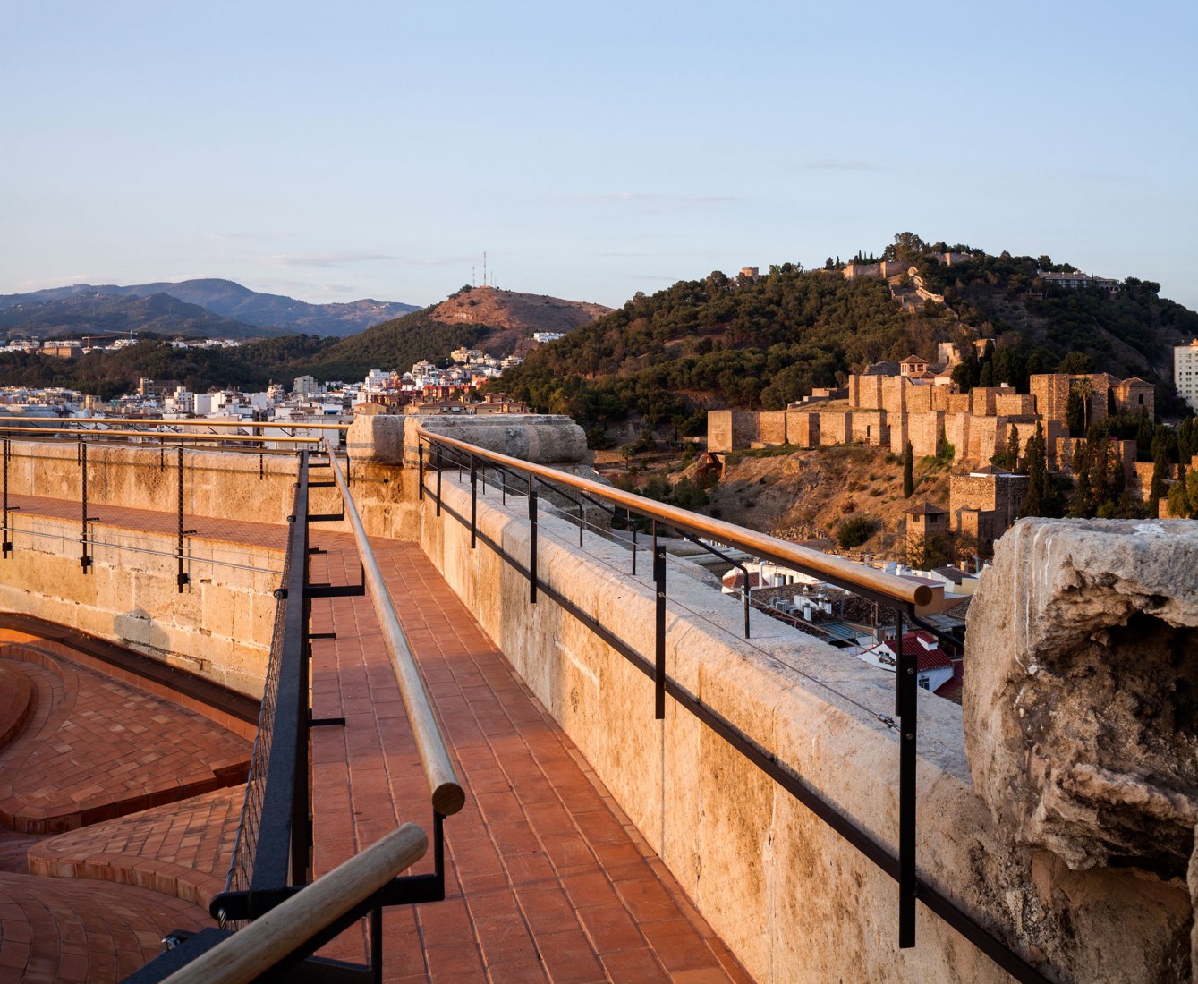 Acceso a las cubiertas de la Catedral de Málaga por Sánchez La Chica + de la Torre Prieto + Ruiz Cabrero. Fotografía por Lluis Casals.