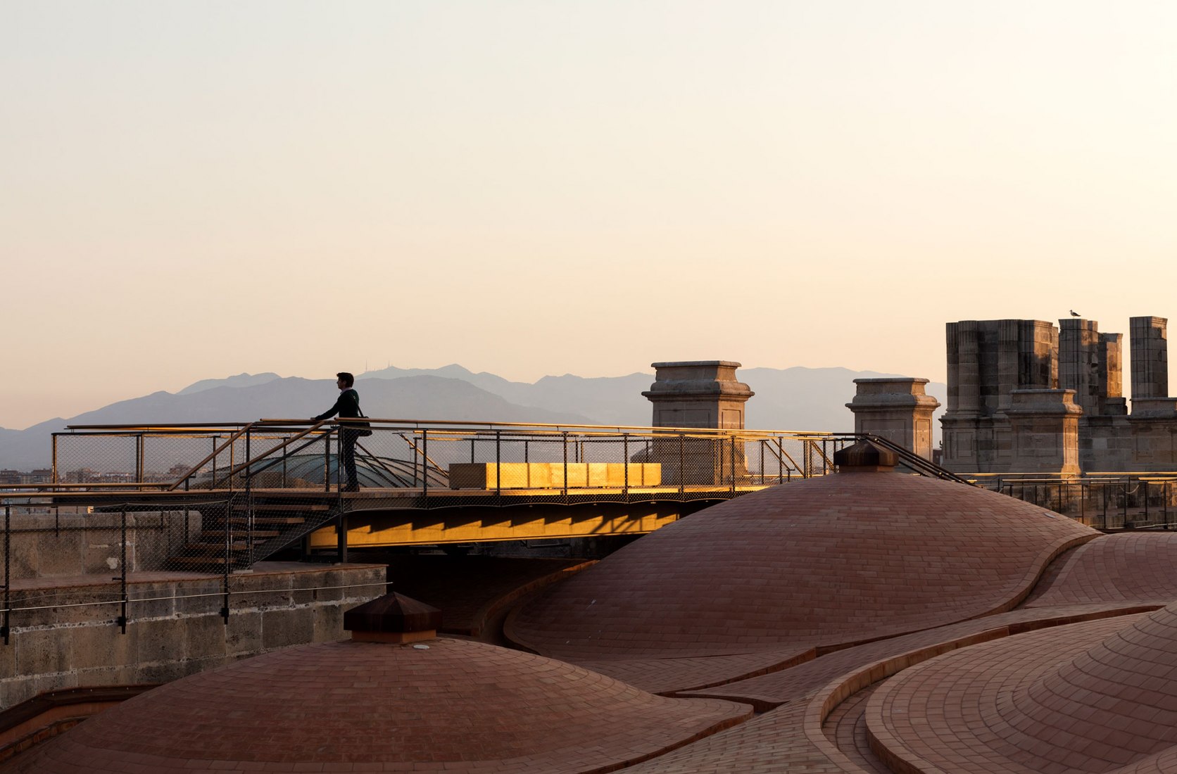 Acceso a las cubiertas de la Catedral de Málaga por Sánchez La Chica + de la Torre Prieto + Ruiz Cabrero. Fotografía por Lluis Casals.