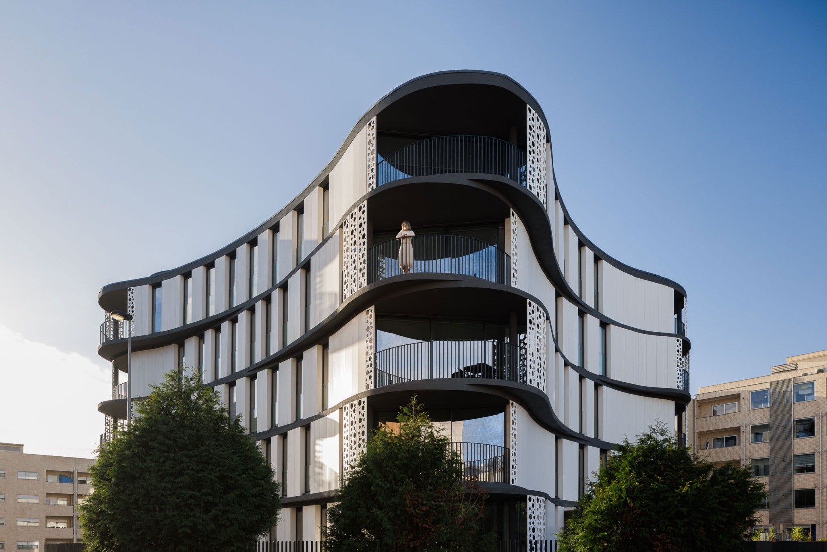 Edifício Sense 100 por Sandra Micaela Casinha architects. Fotografía por Ivo Tavares Studio.