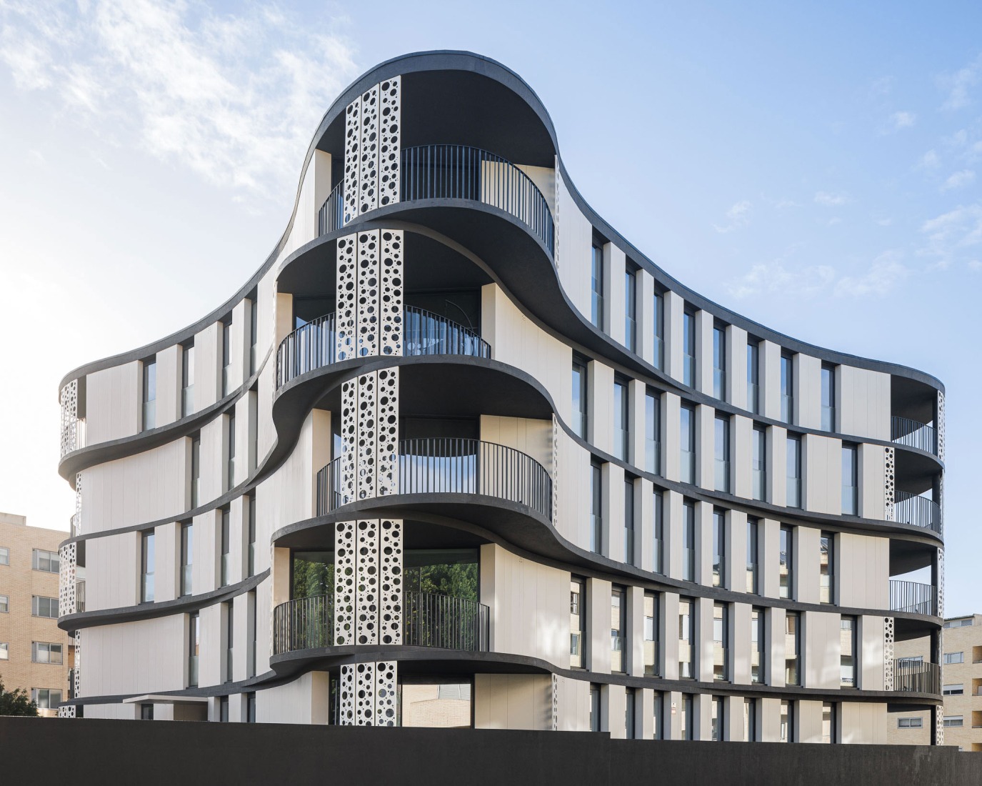 Edifício Sense 100 por Sandra Micaela Casinha architects. Fotografía por Ivo Tavares Studio.