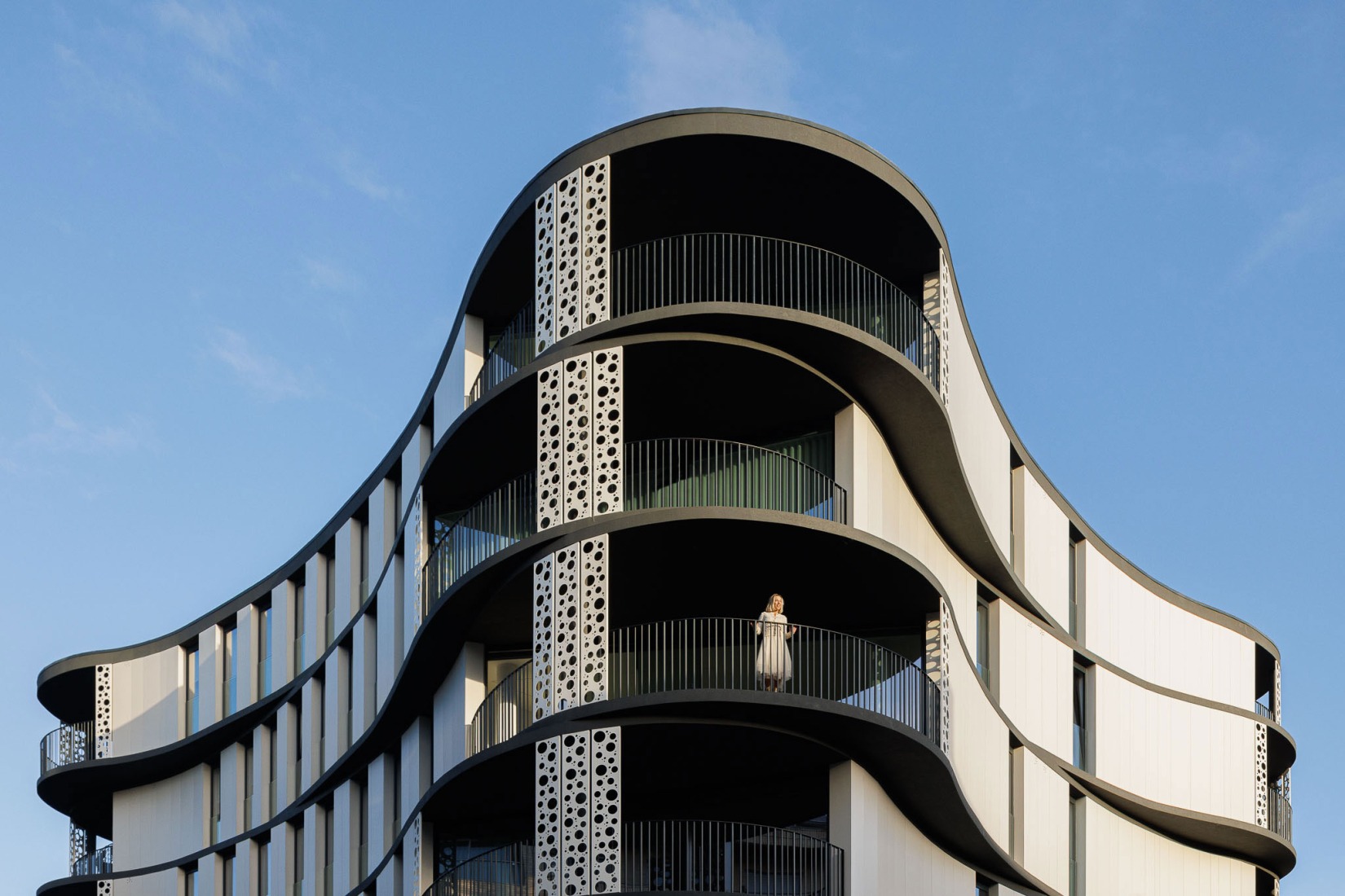 Edifício Sense 100 por Sandra Micaela Casinha architects. Fotografía por Ivo Tavares Studio.