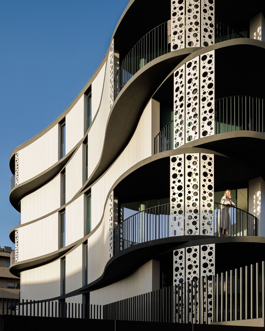 Edifício Sense 100 por Sandra Micaela Casinha architects. Fotografía por Ivo Tavares Studio.