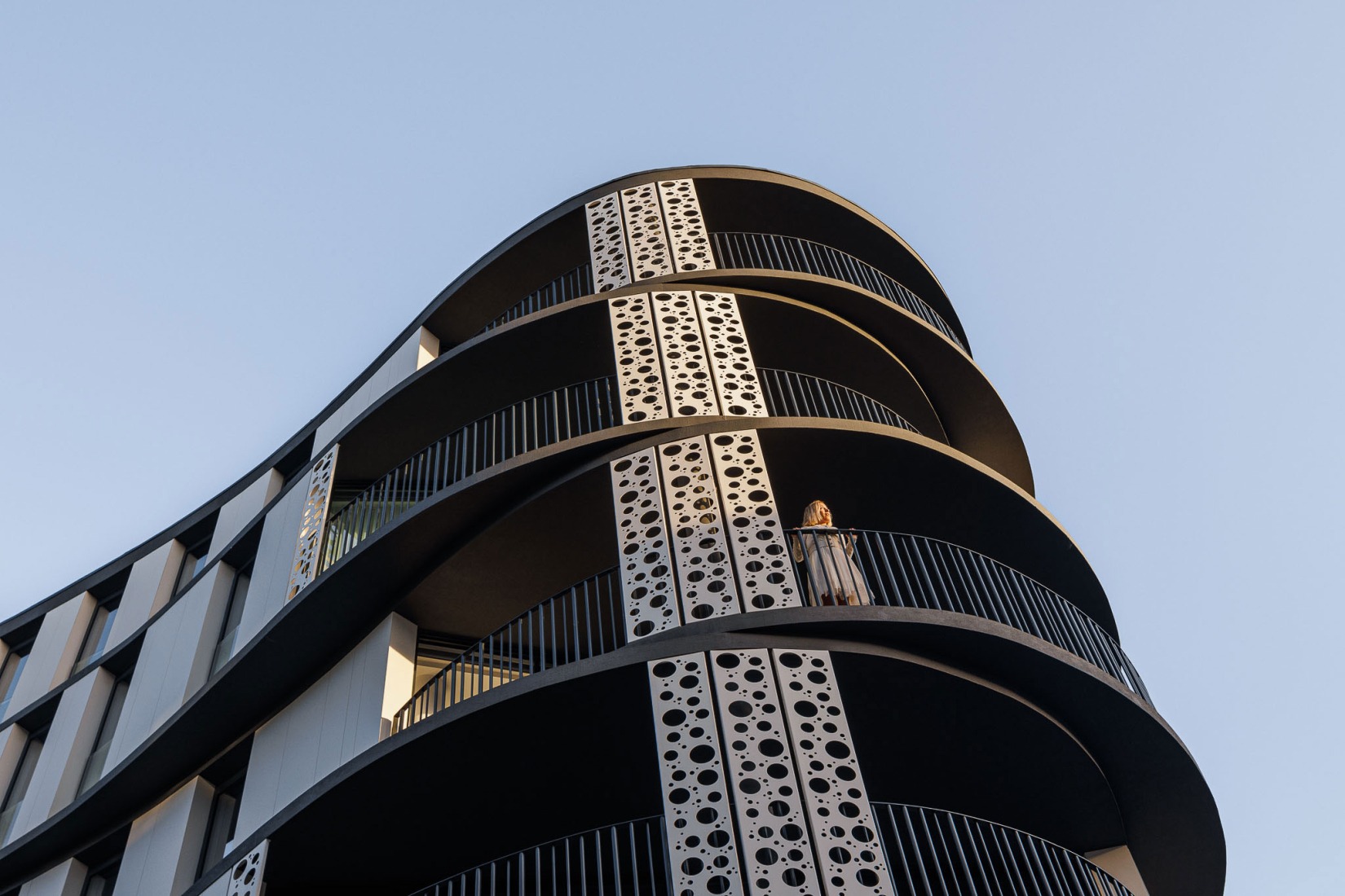 Edifício Sense 100 por Sandra Micaela Casinha architects. Fotografía por Ivo Tavares Studio.