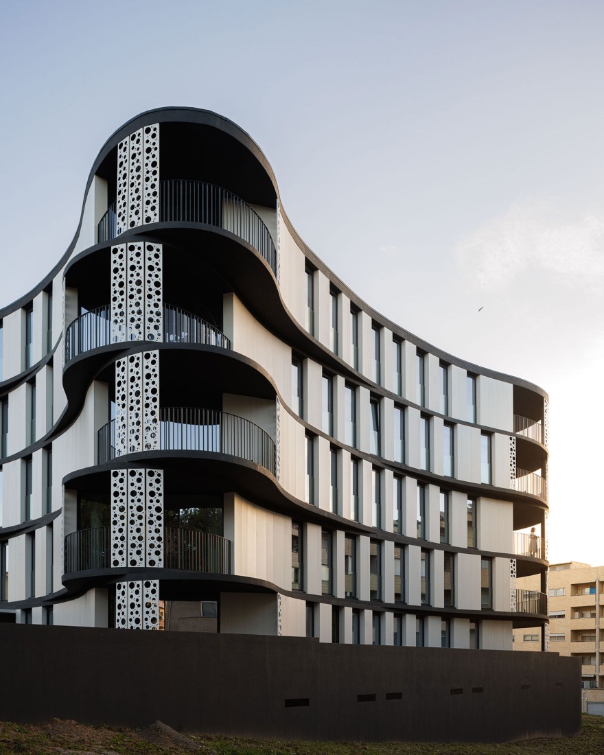 Edifício Sense 100 por Sandra Micaela Casinha architects. Fotografía por Ivo Tavares Studio.