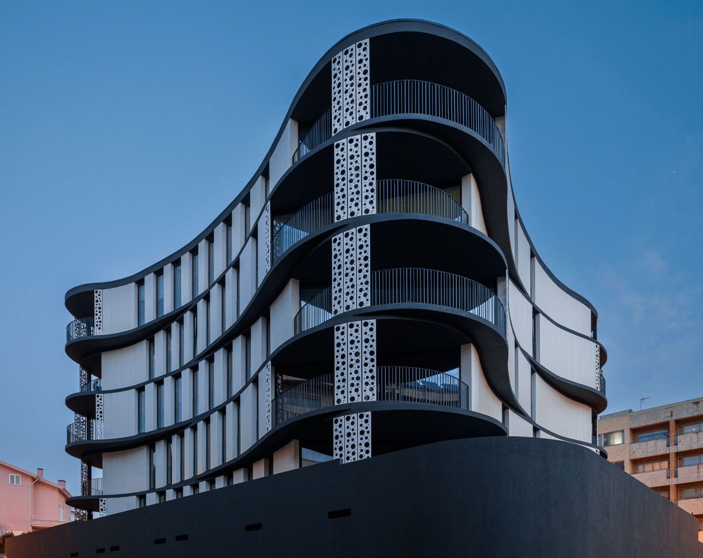 Edifício Sense 100 por Sandra Micaela Casinha architects. Fotografía por Ivo Tavares Studio.