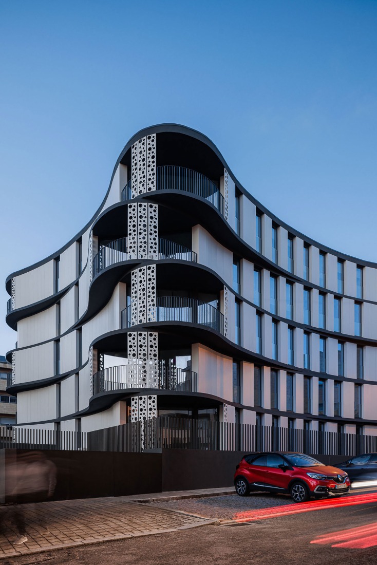 Edifício Sense 100 por Sandra Micaela Casinha architects. Fotografía por Ivo Tavares Studio.