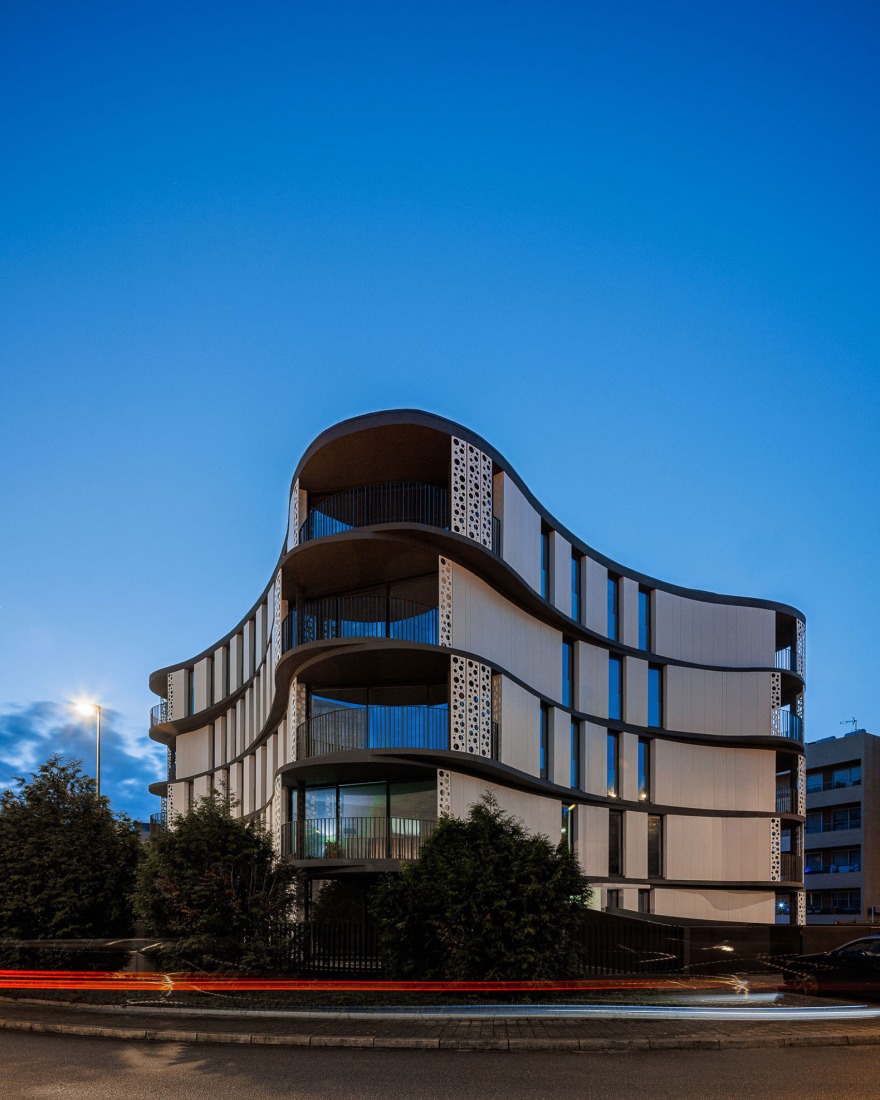 Edifício Sense 100 por Sandra Micaela Casinha architects. Fotografía por Ivo Tavares Studio.