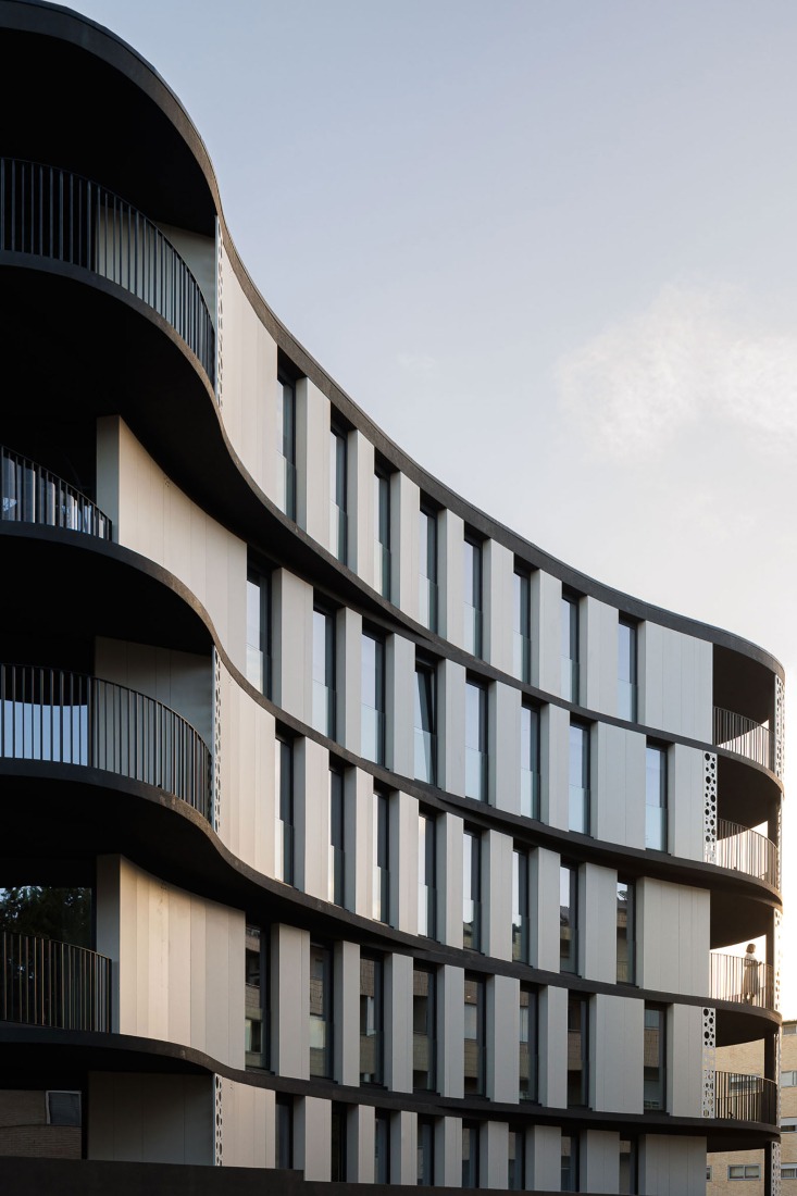 Edifício Sense 100 por Sandra Micaela Casinha architects. Fotografía por Ivo Tavares Studio.