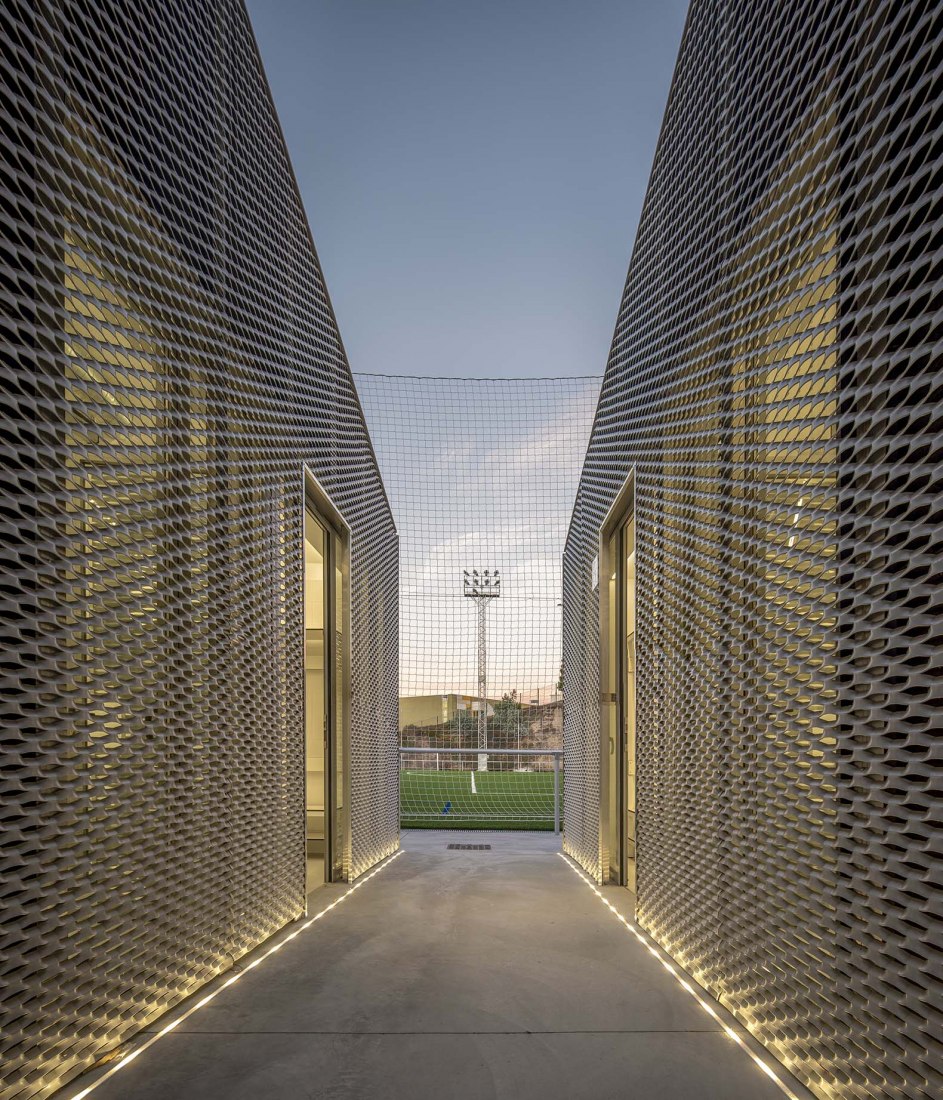 Campañó soccer field by Santos y Mera Arquitectos. Photograph by Héctor Fernández Santos-Díez