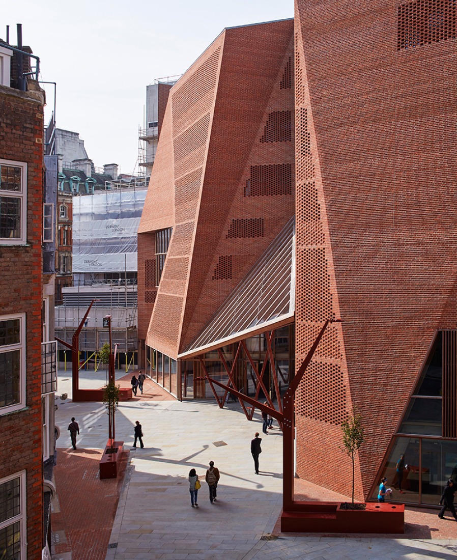 Centro de Estudiantes Saw Swee Hock de LSE por O'Donnell + Tuomey. Fotografía © Dennis Gilbert. Cortesía de EU Mies Awards.