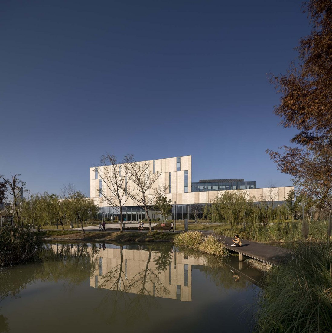 Nueva biblioteca de Ningbo por Schmidt Hammer Lassen Architects. Fotografía por Adam Mørk
