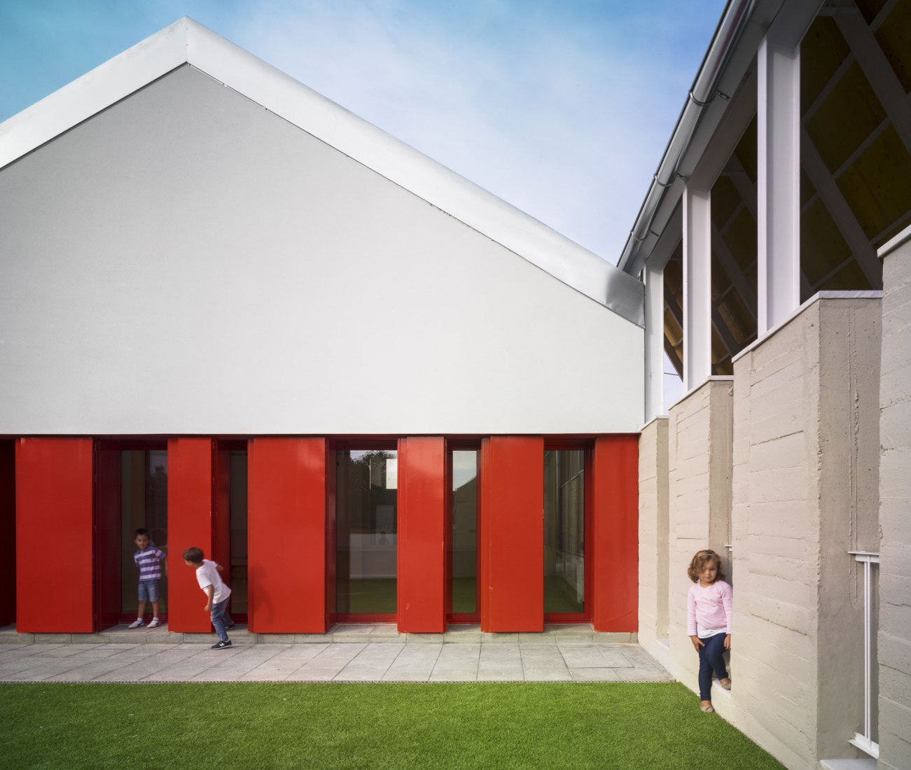 Nuevo aulario de infantil para el colegio público Los Sauces por Gabriel Verd Arquitectos. Fotografía © Jesús Granada