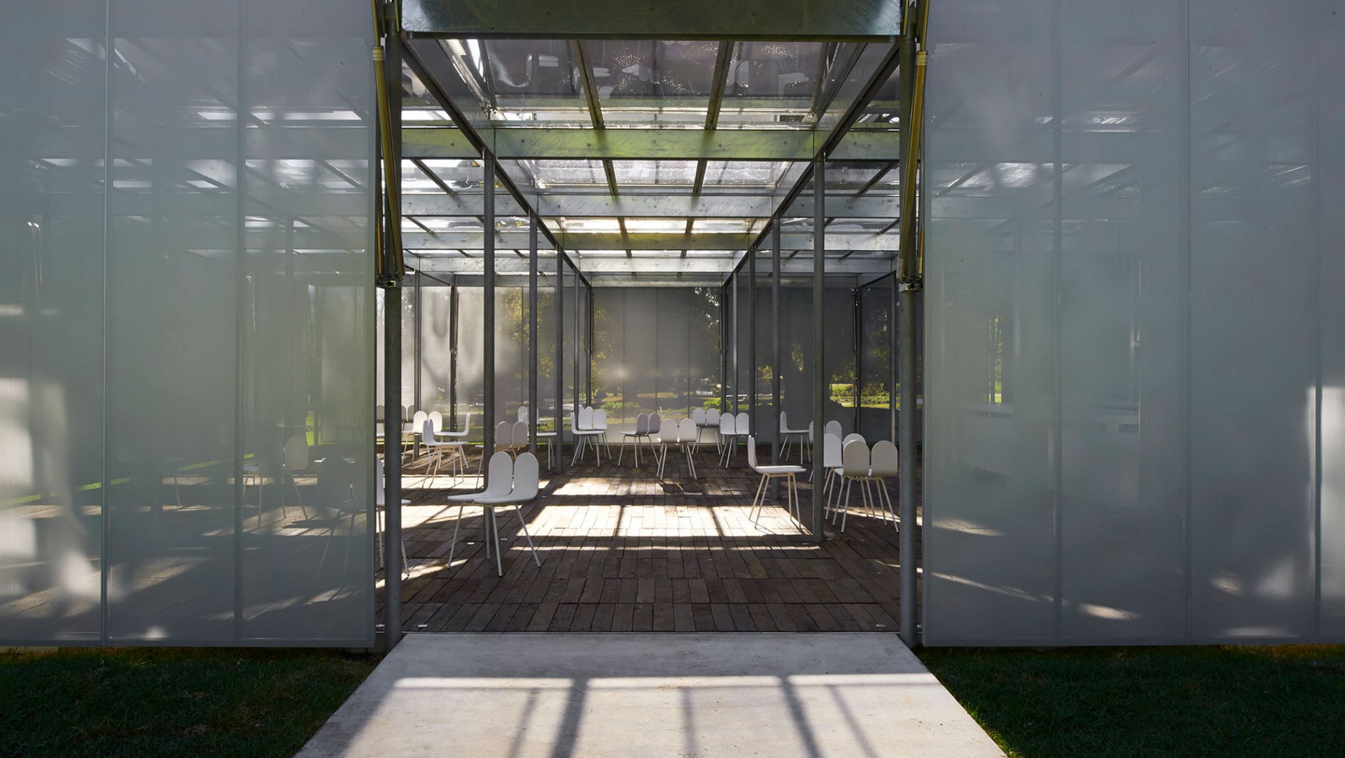 "MPavilion 2014" en Melbourne por Sean Godsell. Fotografía por Earl Carter