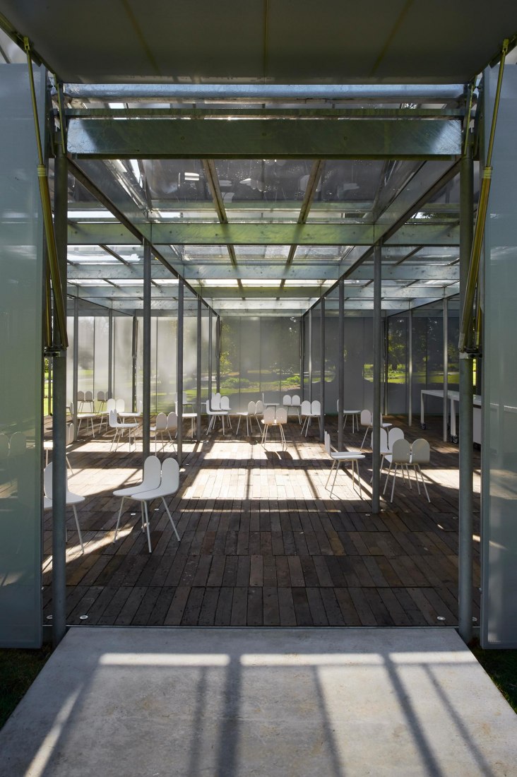 "MPavilion 2014" en Melbourne por Sean Godsell. Fotografía por Earl Carter
