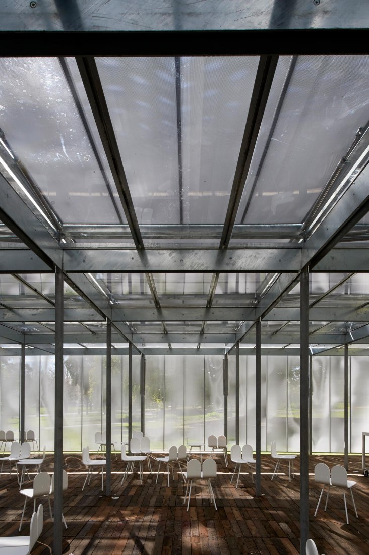 "MPavilion 2014" en Melbourne por Sean Godsell. Fotografía por Earl Carter