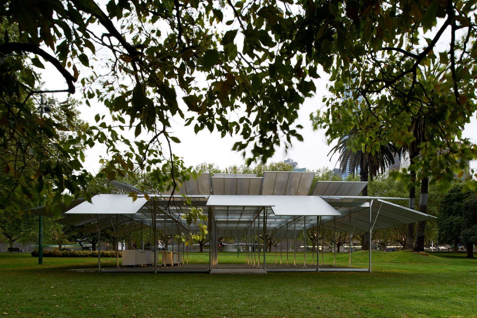 "MPavilion 2014" en Melbourne por Sean Godsell. Fotografía por Earl Carter
