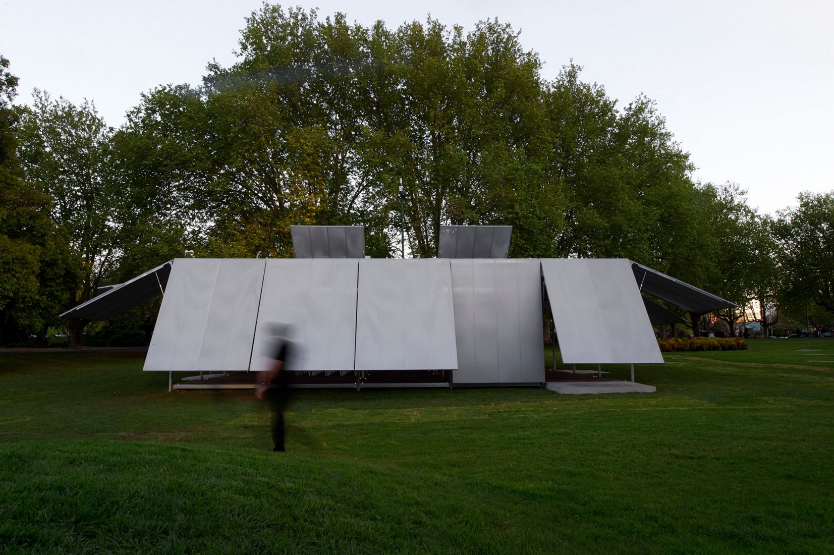 "MPavilion 2014" en Melbourne por Sean Godsell. Fotografía por Earl Carter