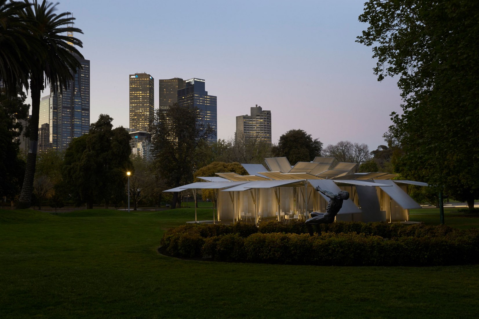 "MPavilion 2014" en Melbourne por Sean Godsell. Fotografía por Earl Carter