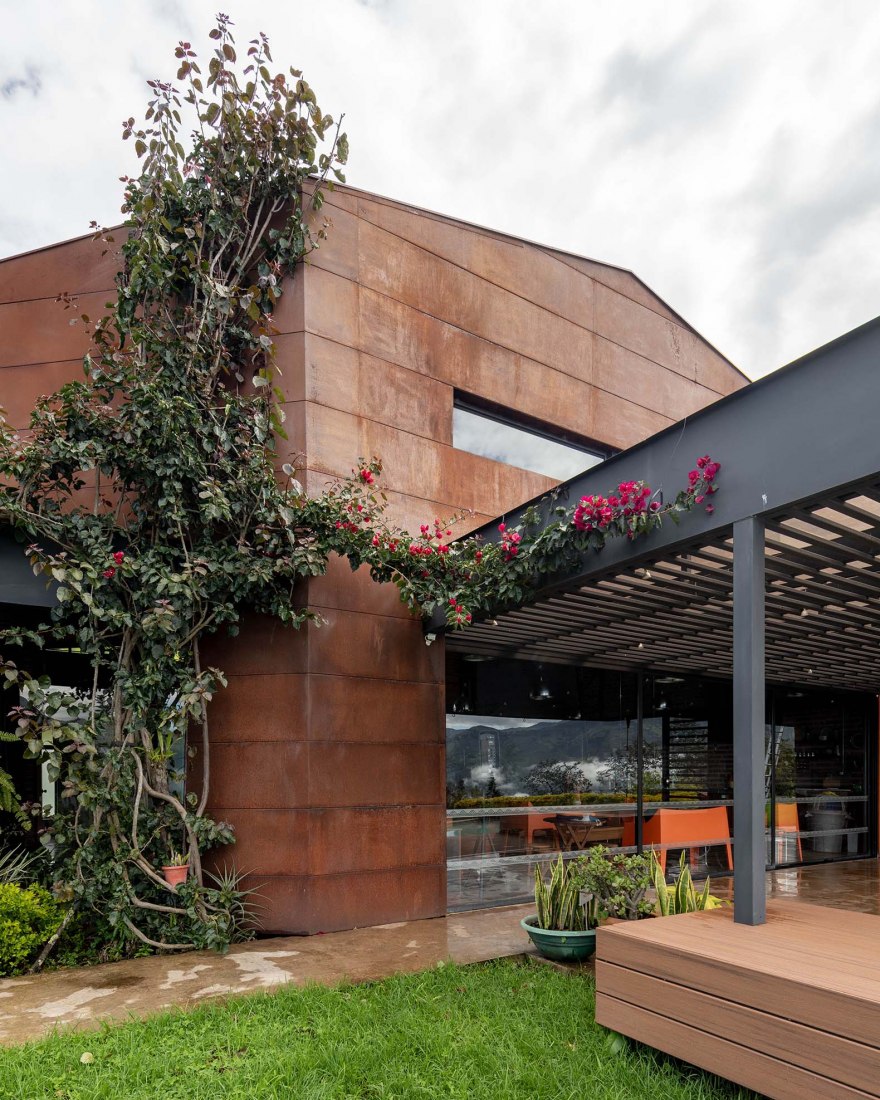 Casa Galpón por Sebastián Mora Arquitecto. Fotografía por Nicolás Provoste Fotografía