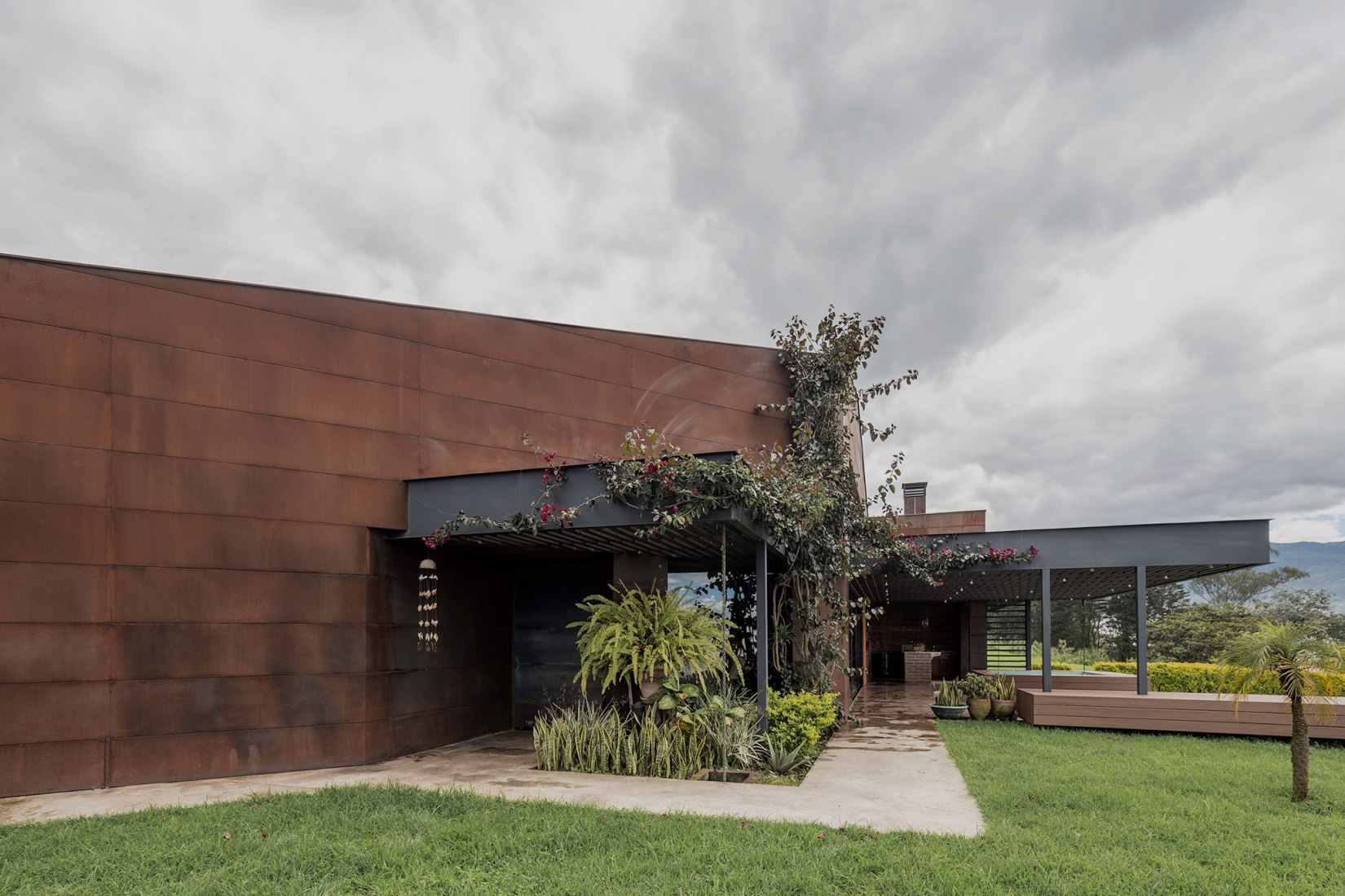Casa Galpón por Sebastián Mora Arquitecto. Fotografía por Nicolás Provoste Fotografía