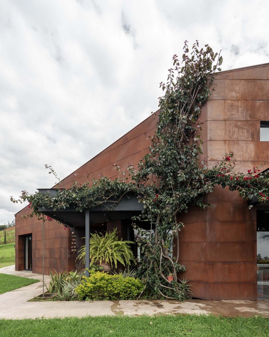 Casa Galpón por Sebastián Mora Arquitecto. Fotografía por Nicolás Provoste Fotografía
