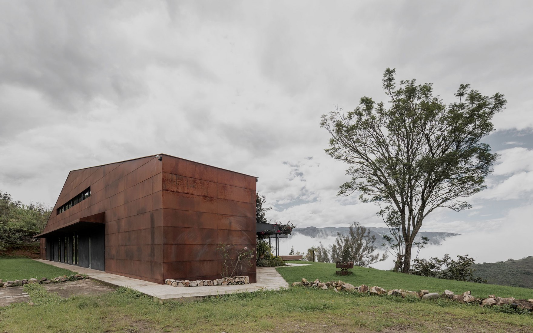 Casa Galpón por Sebastián Mora Arquitecto. Fotografía por Nicolás Provoste Fotografía