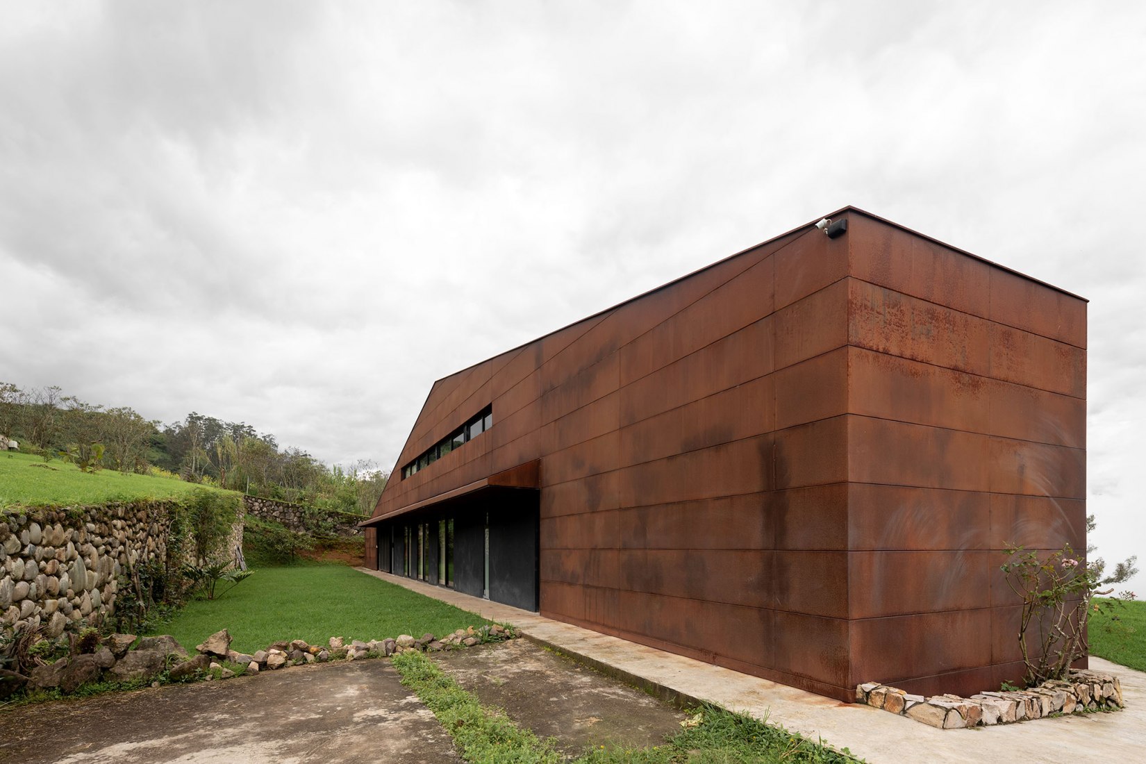 Casa Galpón por Sebastián Mora Arquitecto. Fotografía por Nicolás Provoste Fotografía