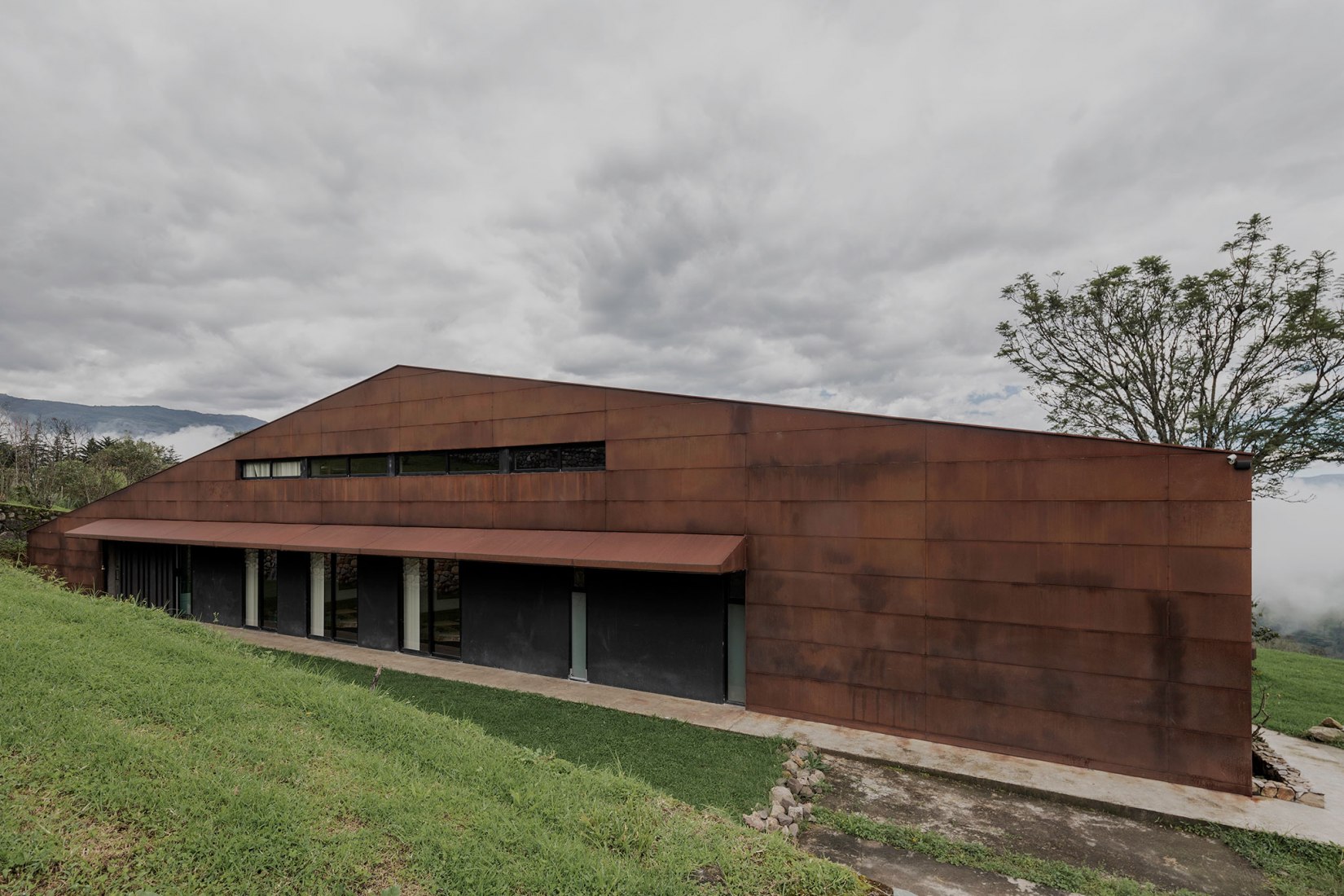Casa Galpón por Sebastián Mora Arquitecto. Fotografía por Nicolás Provoste Fotografía