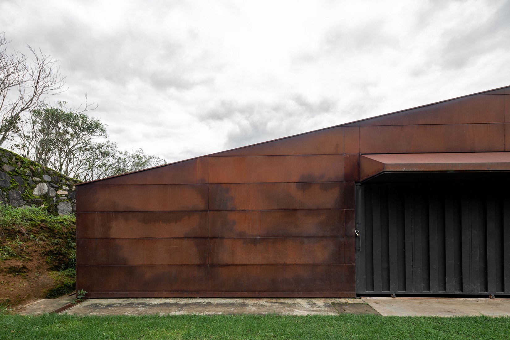 Casa Galpón por Sebastián Mora Arquitecto. Fotografía por Nicolás Provoste Fotografía