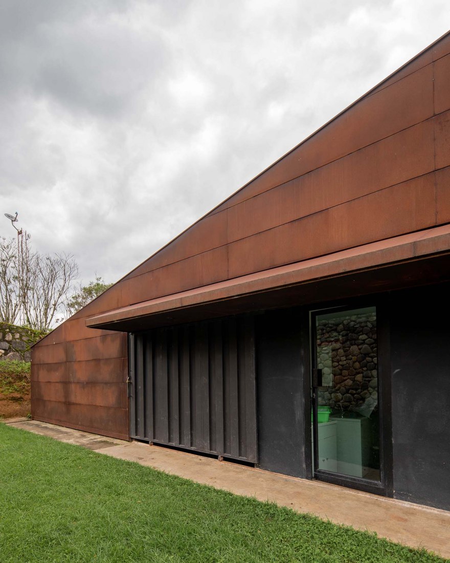 Casa Galpón por Sebastián Mora Arquitecto. Fotografía por Nicolás Provoste Fotografía