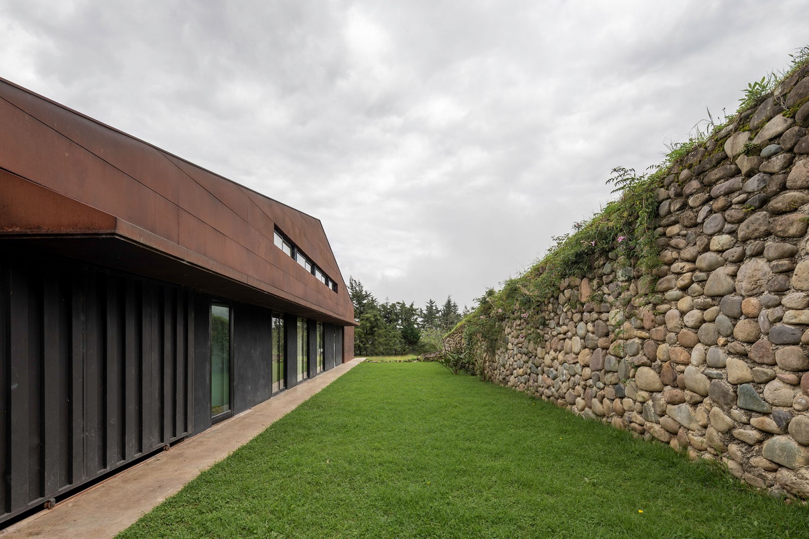 Casa Galpón por Sebastián Mora Arquitecto. Fotografía por Nicolás Provoste Fotografía
