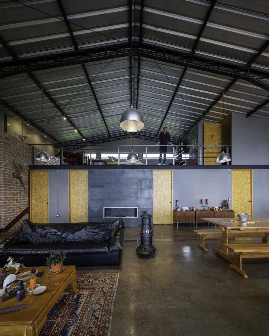 Casa Galpón por Sebastián Mora Arquitecto. Fotografía por Nicolás Provoste Fotografía