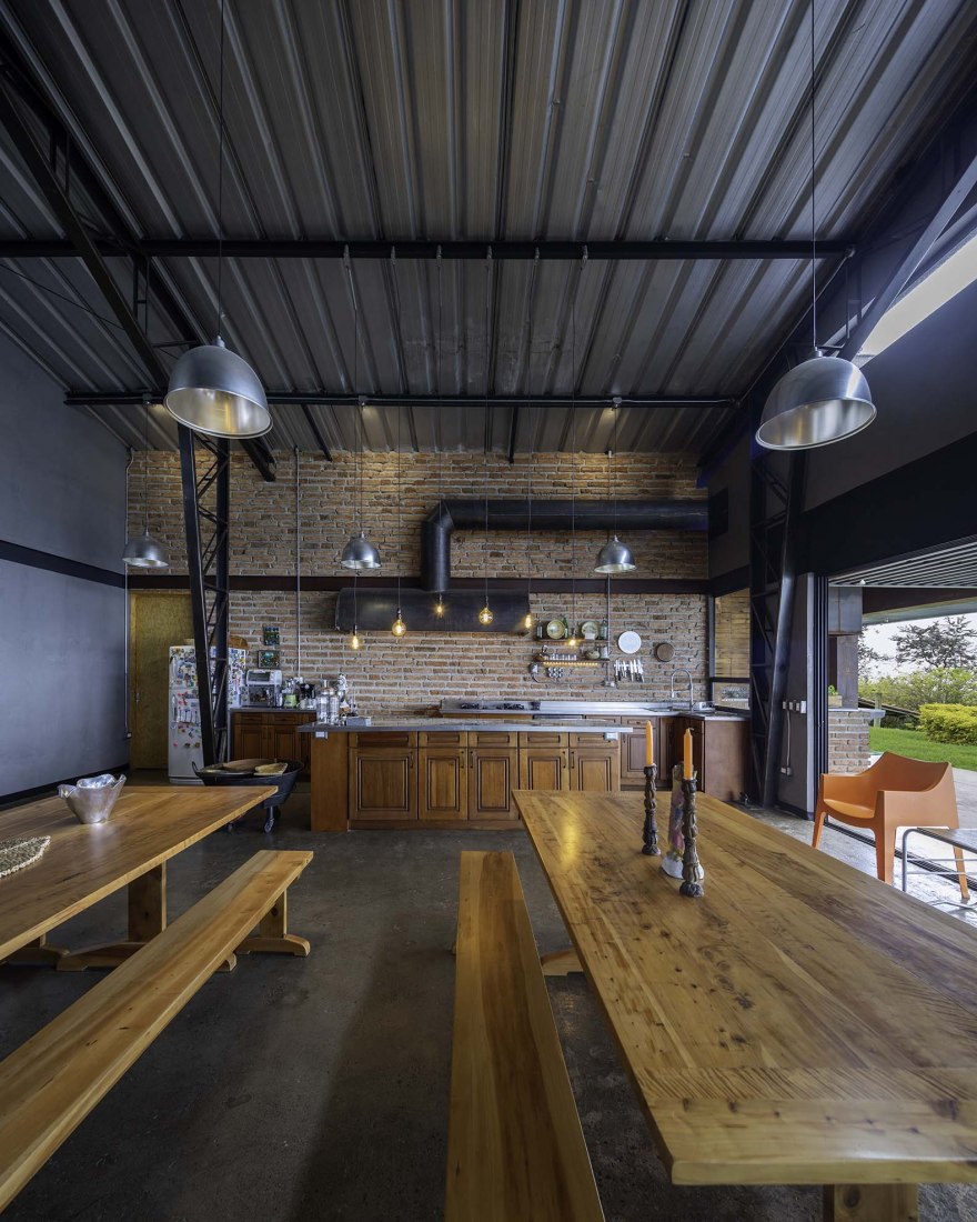 Casa Galpón por Sebastián Mora Arquitecto. Fotografía por Nicolás Provoste Fotografía