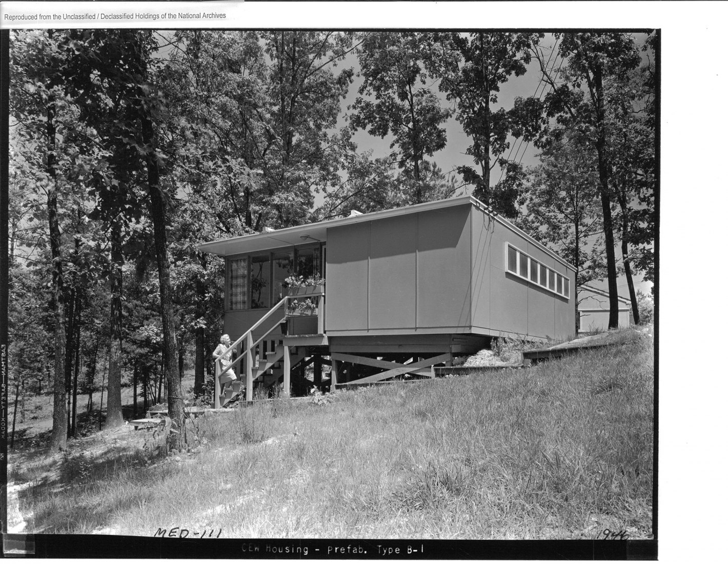 “Flat Top” house, Oak Ridge, 1944. During World War II, the U.S. military erected thousands of prefabricated or semi-prefabricated houses across the country. One of the most common houses in Oak Ridge was the B-1 model, commonly known as the Flat Top. Each of these houses was built in a factory and transported by truck in two or three pieces to the site, where it was assembled atop a foundation. The architectural firm of Skidmore, Owings & Merrill (SOM) oversaw the planning of the city and the design and co