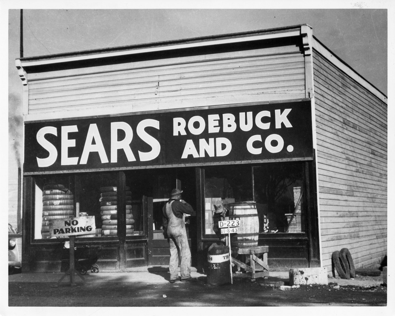 Sears, Roebuck and Co. store, Hanford, ca. 1943-45. Los establecimientos minoristas de Hanford durante la guerra, incluida esta sucursal de la famosa cadena Sears, Roebuck, ocuparon edificios muy modestos. Item cortesía de US Department of Energy, Hanford Collection