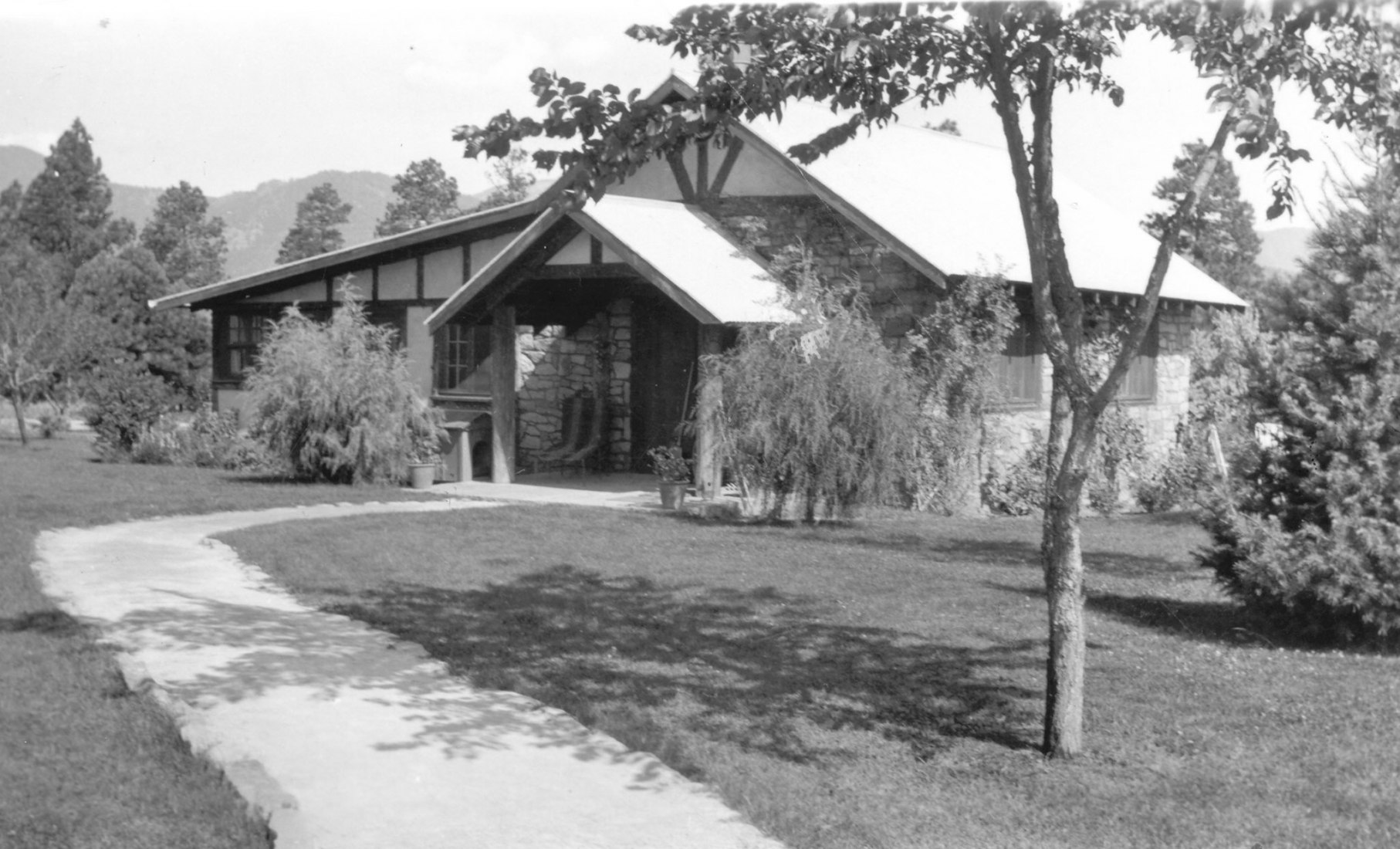 Los Alamos Ranch School, Master Cottage #2, undated. The Los Alamos Ranch School included a small number of faculty cottages that were converted into housing for key scientists during the war. This string of houses came to be called Bathtub Row, as they were the only dwellings in the city to enjoy that amenity. Shown here is the house where Manhattan Project lead scientist Robert Oppenheimer lived. Courtesy of the Los Alamos Historical Society Photo Archives